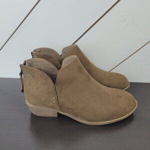 NEW Journee Collection Taupe Womens Size 8.5 Faux Suede Ankle Boots 4PT